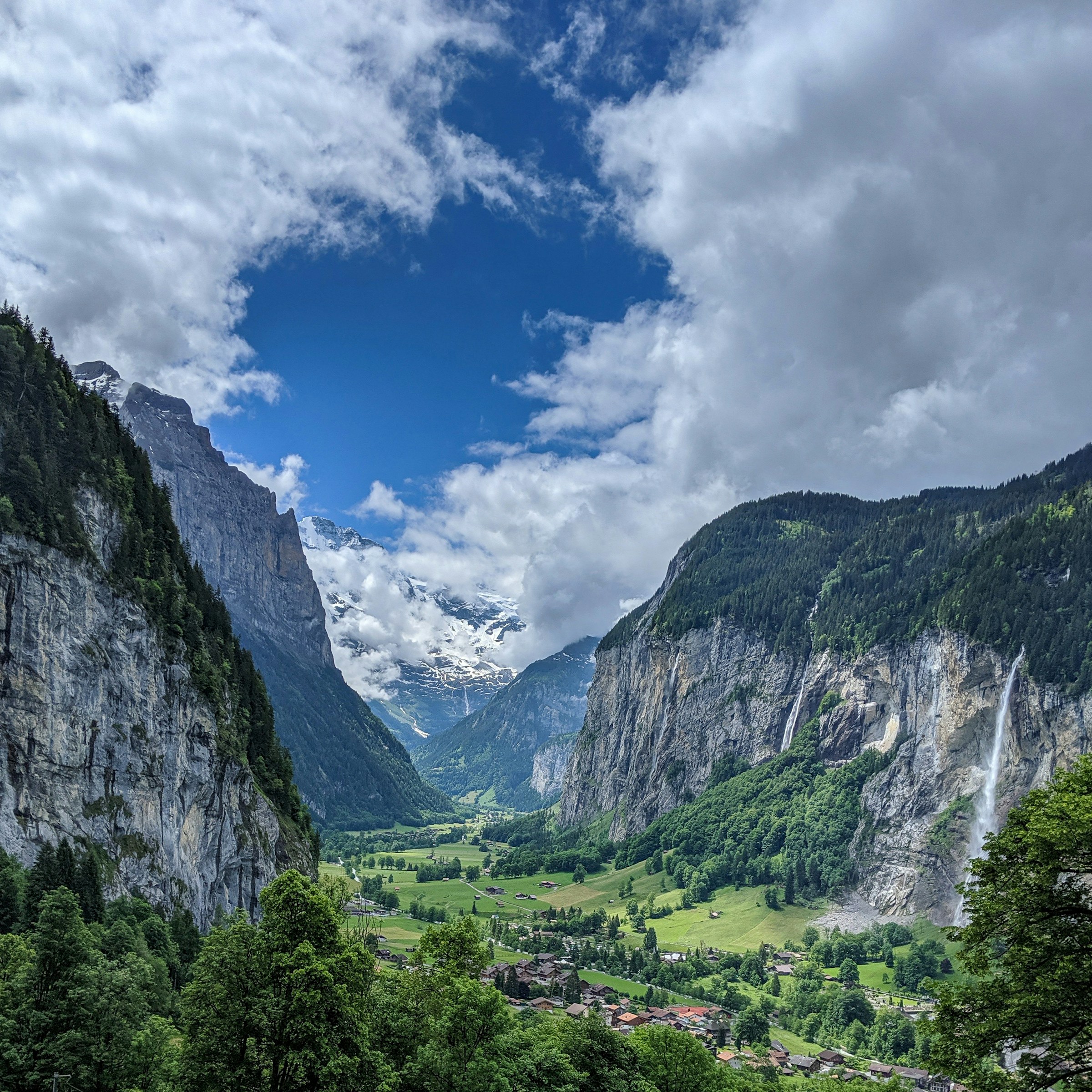 Lauterbrunnental in den Schweizer Alpen mit steilen Felswänden, Wasserfall und Berggipfeln